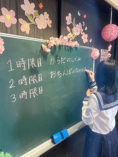 【顔出し】【大量中出し】【フェラ抜き】【この子より可愛い子FC2界に居る？】18歳伝説の女神あやちゃん。教室で性教育エッチ♡からだのしくみ♡おちんぽのなめかた♡こどものつくりかた♡1