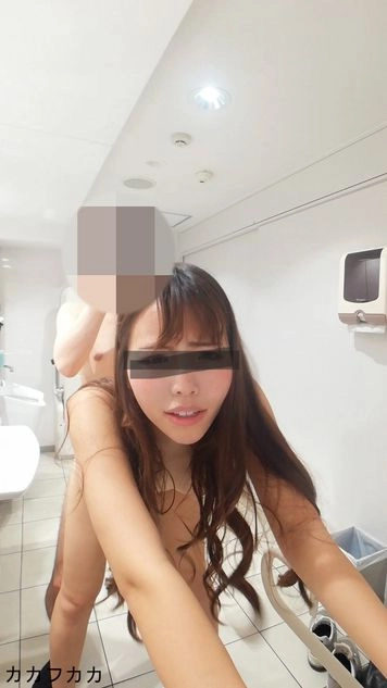 美人女子大生と公衆トイレでハメ撮りセックス☆