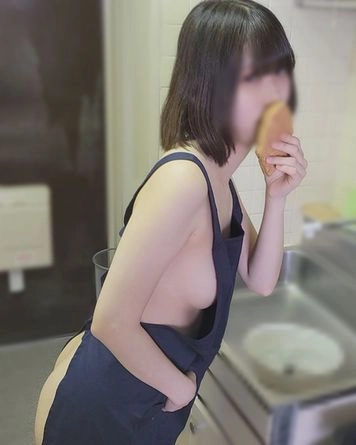 【9/30まで】たいやき屋でバイトしてる地味可愛い色白美巨乳…バイト帰りに裸エプロン