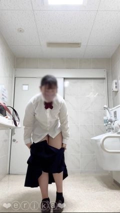 【18歳Gカップえりかの自撮り】☆彡家電量販店のトイレで制服を全部脱いで全裸になってディルドオナニーしました、本気汁まみれのおまんこアップもあります！！床にたれちゃた、、2