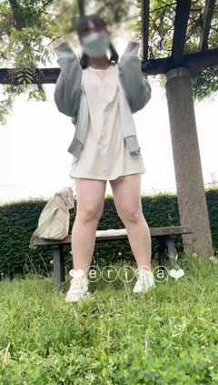 【18歳Gカップえりかの自撮り】☆彡 なんと！昼間の公園で全裸でディルドオナニーしちゃいました！！最初吸うおもちゃ抜いたらエッチな白い液体がドロって出てきてメチャエッチな始まりでした、、、0