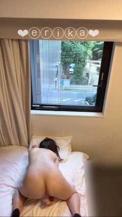 【18歳Gカップえりかの自撮り】☆彡 ビジネスホテルの窓際で全裸でディルドオナニーしちゃいました！！窓からは車や通行人がひっきりなしに通っているのに窓際でディルドオナニーして興奮です…///4