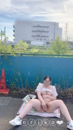 【18歳Gカップえりかの自撮り】☆彡 線路や道路が見えるところで全裸になってオナニーしました、、柵の向こう側は細い道路だったから人や車が来ないかドキドキでした…///4