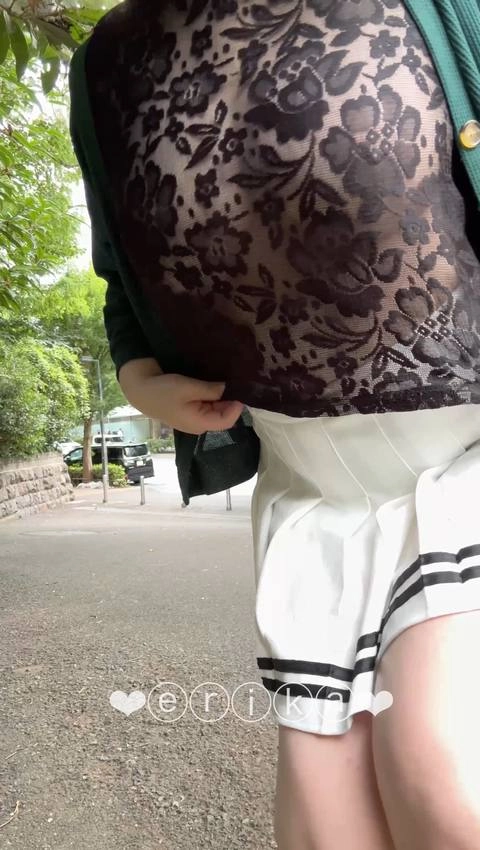 【19歳Gカップえりかの自撮り】☆彡 見られちゃった！！都内の公園でおっぱい出してディルドオナニー！後ろを沢山の人や車が通ったりして、こっちに来た人にギリギリまで気が付かなくて見られちゃった…///0