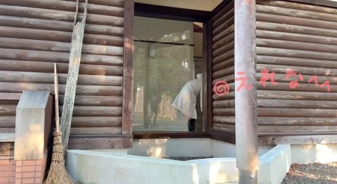 露出!〈素人自撮り〉大〇生！　男子トイレに入って外から丸見えの透明のガラスの前で外に向かってオナニー！最後コートを着ている時に男の人に気づかれてトイレ内入ってきたので走って逃げてヤバかった、、1