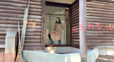 露出!〈素人自撮り〉大〇生！　男子トイレに入って外から丸見えの透明のガラスの前で外に向かってオナニー！最後コートを着ている時に男の人に気づかれてトイレ内入ってきたので走って逃げてヤバかった、、9