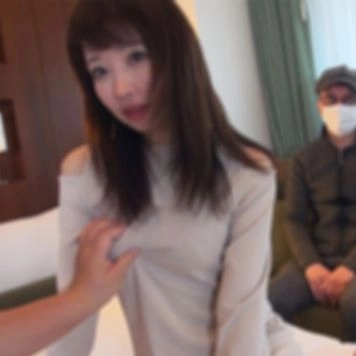 夫婦で出演！どうしても奥さんがハメられてるとこ見たいと言うことで。旦那の前で、イキまくりながら、「なかに出してぇ♡」っておねだりしちゃう奥さん。
