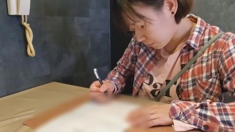 お金欲しさに旦那に内緒で融資求め、世間知らずの奥さんは旦那以外の男で大量潮吹きをしながら他人汁を子宮内に大量中出しされた若妻2