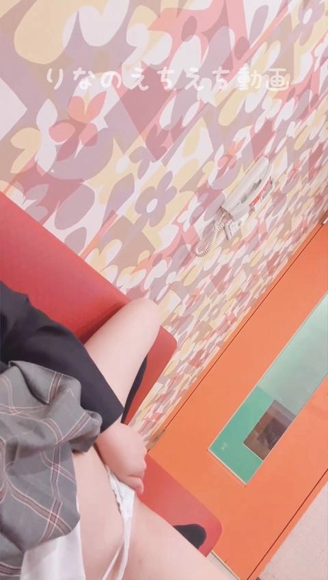 【女子大生りなのえちな露出オナ】カラオケの室内で制服姿でオナニー…一枚ずつ脱いでいって制服全部脱いじゃって、たくさんの人が個室前を通っている最中もオナニー続けてます…4