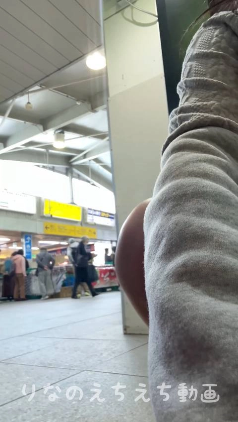 【女子大生りなのえちな露出オナ】駅にあるワークスペースの中で全裸オナニー！近づかなければ外からはあまり見えないと思ったけどスケスケすぎてヤバい、人も反射で映ってます…0