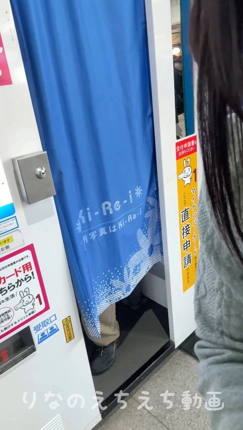 【女子大生りなのえちな露出オナ】駅にあるワークスペースの中で全裸オナニー！近づかなければ外からはあまり見えないと思ったけどスケスケすぎてヤバい、人も反射で映ってます…1