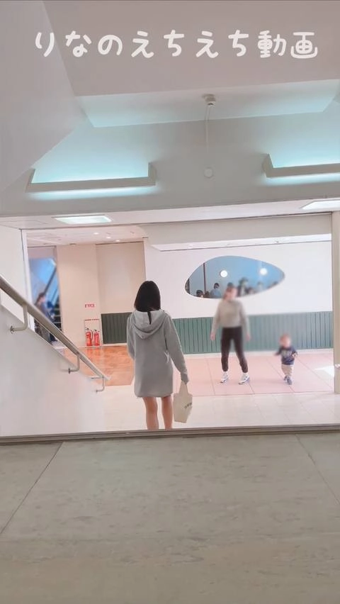 【女子大生りなのえちな露出オナ】デパートで人が後ろにいる中でチャック全開で露出オナニー…人を映しながらオナニーしてたら興奮して最後イっちゃって、腰ガクガクになってうまく歩けなかった…0
