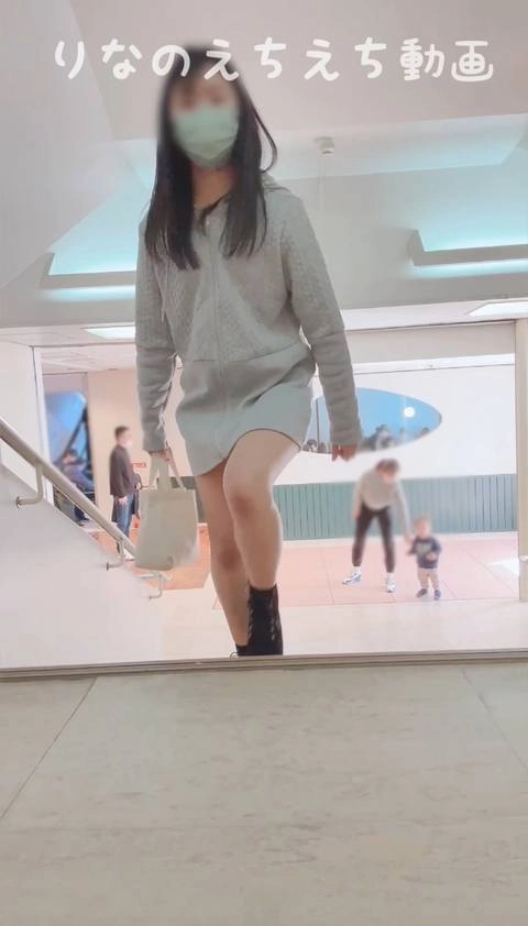 【女子大生りなのえちな露出オナ】デパートで人が後ろにいる中でチャック全開で露出オナニー…人を映しながらオナニーしてたら興奮して最後イっちゃって、腰ガクガクになってうまく歩けなかった…2
