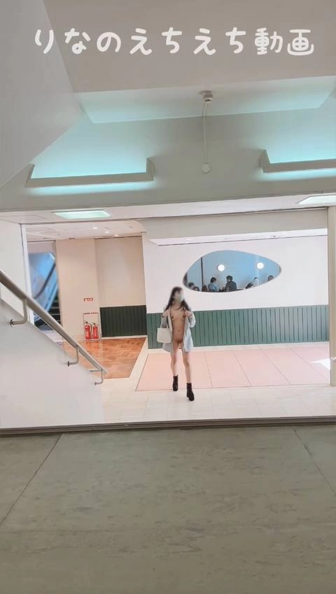 【女子大生りなのえちな露出オナ】デパートで人が後ろにいる中でチャック全開で露出オナニー…人を映しながらオナニーしてたら興奮して最後イっちゃって、腰ガクガクになってうまく歩けなかった…3