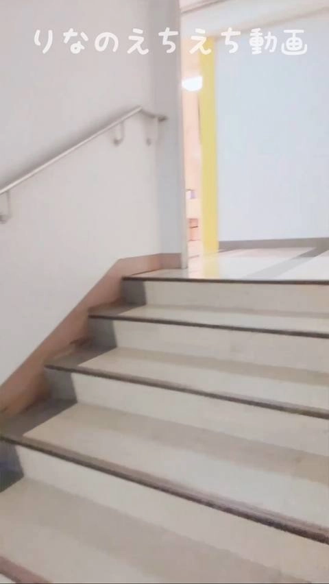【女子大生りなのえちな露出オナ】デパートで人が後ろにいる中でチャック全開で露出オナニー…人を映しながらオナニーしてたら興奮して最後イっちゃって、腰ガクガクになってうまく歩けなかった…6