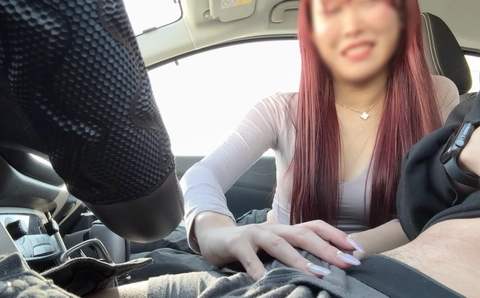 Fカップ巨乳美女にお願いして車内手コキ&フェラで抜いてもらう0