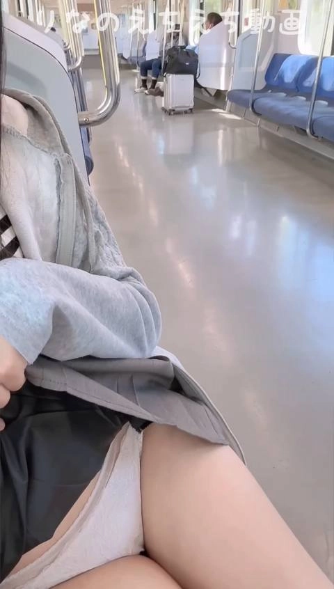 【女子大生りなのえちな露出オナ】電車の中で乗客いるのに全裸の状態から下着付けての大胆公開お着替え…その後に乗客の人をバックに透明ディルドでオナニーしちゃった…1