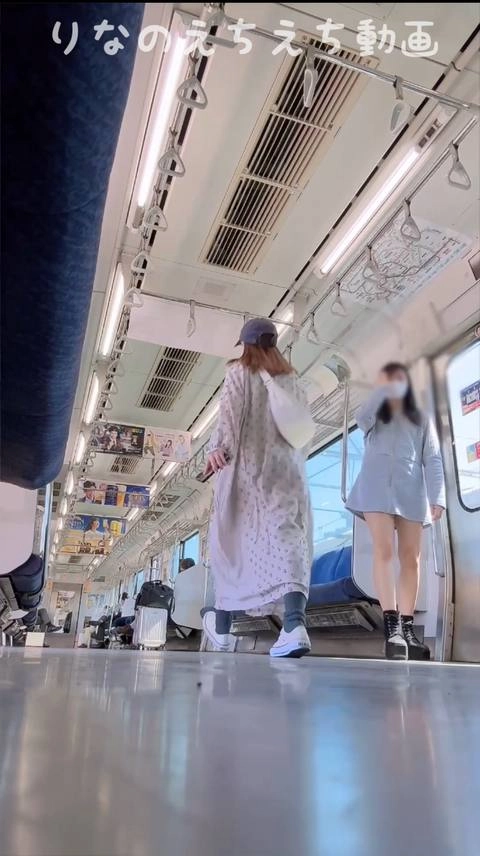 【女子大生りなのえちな露出オナ】電車の中で乗客いるのに全裸の状態から下着付けての大胆公開お着替え…その後に乗客の人をバックに透明ディルドでオナニーしちゃった…2