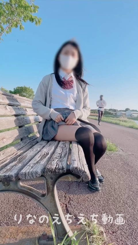 【女子大生りなのえちな露出オナ】制服の下はえちえちな下着…河川敷で人が通る中で制服を脱ぎながら露出、その後で近くの公衆トイレに入って全裸オナニーしました…0