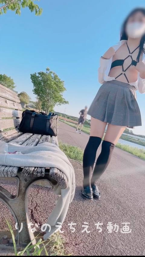 【女子大生りなのえちな露出オナ】制服の下はえちえちな下着…河川敷で人が通る中で制服を脱ぎながら露出、その後で近くの公衆トイレに入って全裸オナニーしました…4