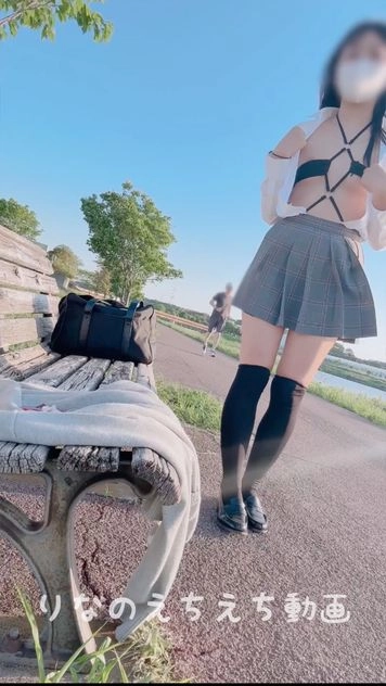【女子大生りなのえちな露出オナ】制服の下はえちえちな下着…河川敷で人が通る中で制服を脱ぎながら露出、その後で近くの公衆トイレに入って全裸オナニーしました…