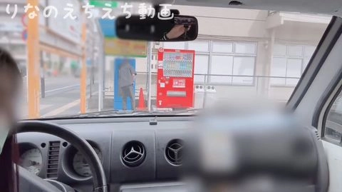 ★車内で全裸オナニー★歩道のすぐ横に車を駐車してたくさん人が歩いてる中で全裸ディルドオナニー…触ってないのにイっちゃったり、イくまで目隠ししてのオナニーはヤバすぎだしたくさんイきすぎです…0