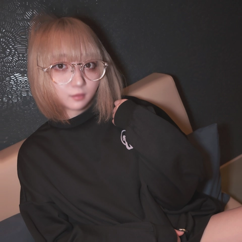 【12迄990pt】【初撮】1/8歲専門1年生声優志望。ネカフェで声を押しころしてこっそりピストン。緊張感で興奮し、締め付けのパイパンマンコに種付け。1