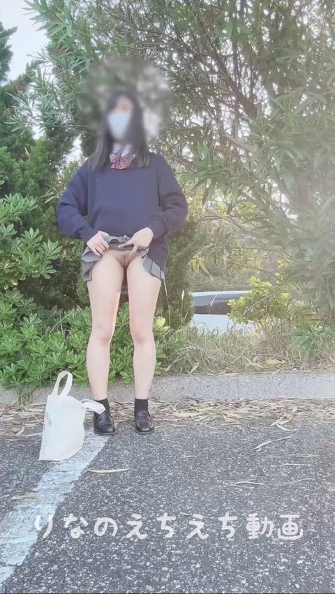 ★制服脱いで全裸露出オナニー★木の隙間から丸見えなのに道路向いて露出してから制服脱いで全裸にセーターだけ着てオナニーした後に全裸に…車がたくさん通ってるし人が来たしてヤバ過ぎ…0