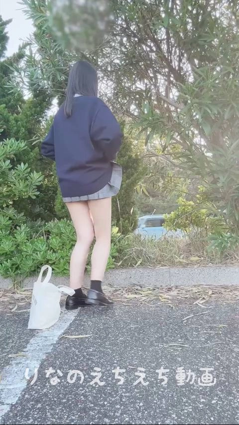 ★制服脱いで全裸露出オナニー★木の隙間から丸見えなのに道路向いて露出してから制服脱いで全裸にセーターだけ着てオナニーした後に全裸に…車がたくさん通ってるし人が来たしてヤバ過ぎ…2