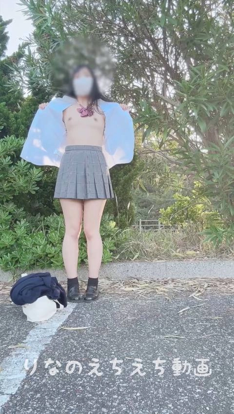 ★制服脱いで全裸露出オナニー★木の隙間から丸見えなのに道路向いて露出してから制服脱いで全裸にセーターだけ着てオナニーした後に全裸に…車がたくさん通ってるし人が来たしてヤバ過ぎ…3