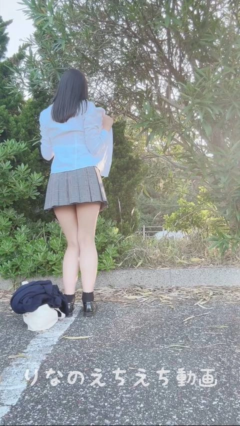 ★制服脱いで全裸露出オナニー★木の隙間から丸見えなのに道路向いて露出してから制服脱いで全裸にセーターだけ着てオナニーした後に全裸に…車がたくさん通ってるし人が来たしてヤバ過ぎ…4