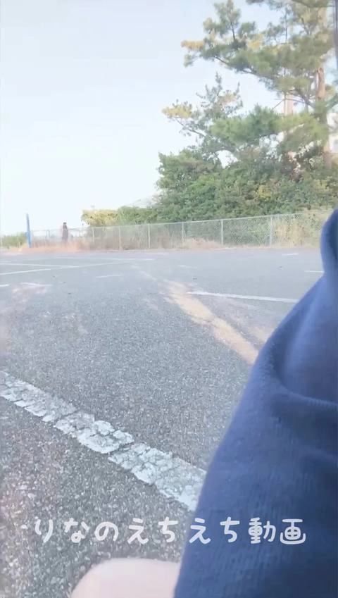 ★制服脱いで全裸露出オナニー★木の隙間から丸見えなのに道路向いて露出してから制服脱いで全裸にセーターだけ着てオナニーした後に全裸に…車がたくさん通ってるし人が来たしてヤバ過ぎ…9