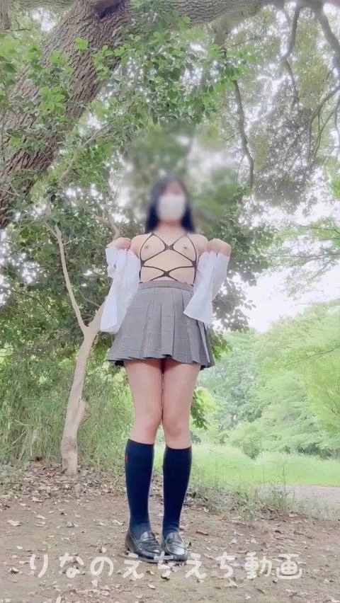 ★ベンチに人がいるそばで制服脱いで露出オナニー★公園の広場で制服脱いでちっぱいも割れ目も丸見えの下着姿になってオナニーしました…ベンチには人がいるし、ちょっと前まで人が何人かいたのに…4