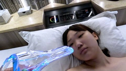 ここあ(19) クスコで中出し後の精液をすくってお口に入れたり、まんぐりがえしでおもちゃ責めしたらクジラみたいに潮吹きしていました。1