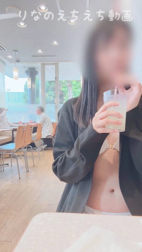 ★ファーストフード店で下着姿で食事！？&オナ二ー★おじさんたちが後ろにいるのに背中向けて下着丸出しでお食事しました…椅子でちょこっと角オナしたりちっぱいも露出してしまいました…3