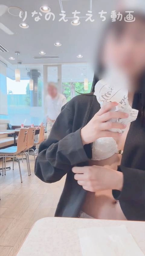 ★ファーストフード店で下着姿で食事！？&オナ二ー★おじさんたちが後ろにいるのに背中向けて下着丸出しでお食事しました…椅子でちょこっと角オナしたりちっぱいも露出してしまいました…5