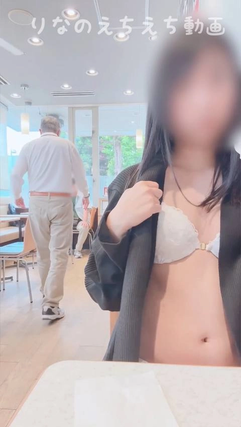 ★ファーストフード店で下着姿で食事！？&オナ二ー★おじさんたちが後ろにいるのに背中向けて下着丸出しでお食事しました…椅子でちょこっと角オナしたりちっぱいも露出してしまいました…7