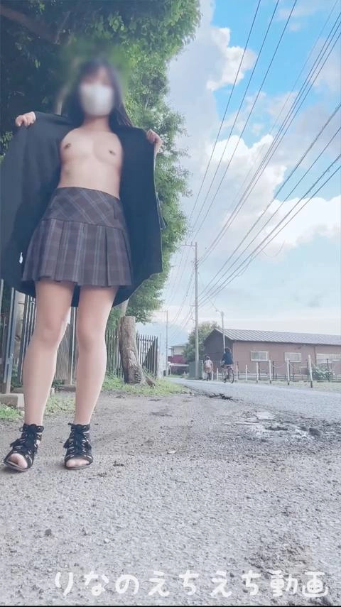 ★ノーパンでストッキング履いて露出オナニー★人が行き来している道路のとこで全裸オナニーしていたら無警戒だった反対側のに人がいて見られてて焦って走って退散…場所変えて続きのオナしました…0