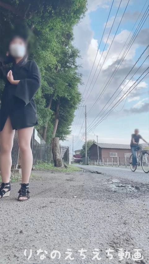 ★ノーパンでストッキング履いて露出オナニー★人が行き来している道路のとこで全裸オナニーしていたら無警戒だった反対側のに人がいて見られてて焦って走って退散…場所変えて続きのオナしました…6