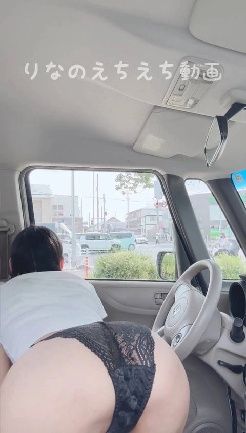 ★人ごみの中での車内全裸オナニー★ショッピングモールの駐車場に車を停めて、たくさんの人や車が行き来している中で車の中で全裸になってディルドオナニー…人多すぎてヤバすぎ…0