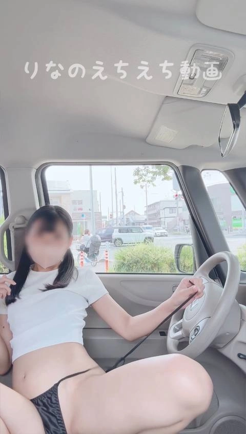 ★人ごみの中での車内全裸オナニー★ショッピングモールの駐車場に車を停めて、たくさんの人や車が行き来している中で車の中で全裸になってディルドオナニー…人多すぎてヤバすぎ…2