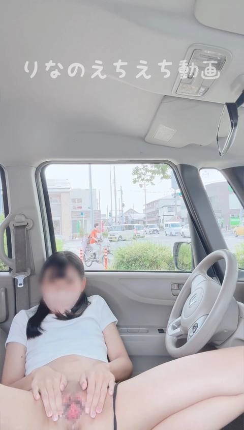 ★人ごみの中での車内全裸オナニー★ショッピングモールの駐車場に車を停めて、たくさんの人や車が行き来している中で車の中で全裸になってディルドオナニー…人多すぎてヤバすぎ…3