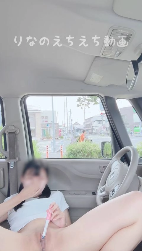 ★人ごみの中での車内全裸オナニー★ショッピングモールの駐車場に車を停めて、たくさんの人や車が行き来している中で車の中で全裸になってディルドオナニー…人多すぎてヤバすぎ…4