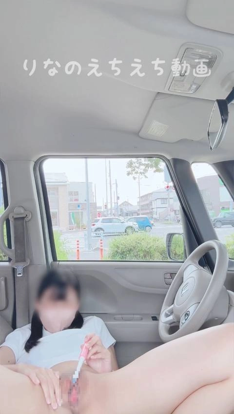 ★人ごみの中での車内全裸オナニー★ショッピングモールの駐車場に車を停めて、たくさんの人や車が行き来している中で車の中で全裸になってディルドオナニー…人多すぎてヤバすぎ…5