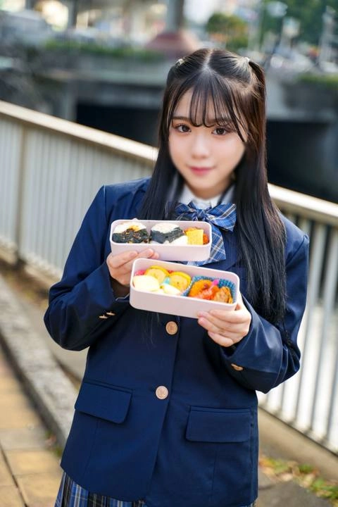 彼氏の為にお弁当を作ってあげる献身的なめちゃカワガール！！しかし彼氏のSEXが下手で全然興奮出来ない！と不満爆発！自分を満足させてくれるデカチン男に鬼ピストンで無限にイカされ大満足2