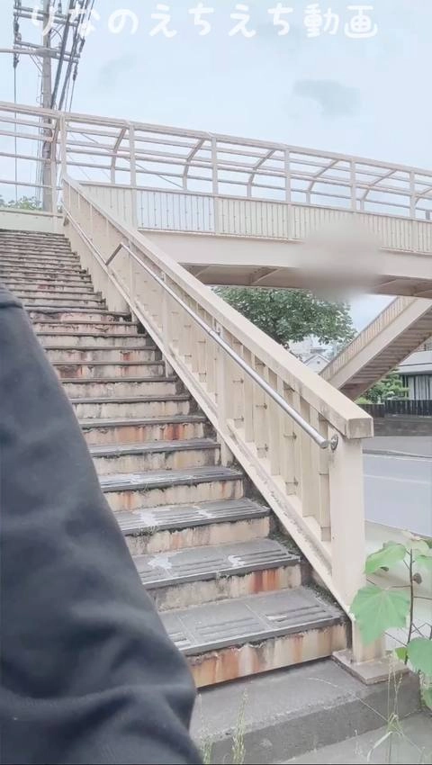 ★歩道橋の上でコスプレ姿での丸見えオナニー★カーディガンの下はセクシーなコスプレのみ…民家や道路から丸見えな歩道橋で車や歩行者を見ながら「見て見て！」って言いながら何度もイっちゃいました…0