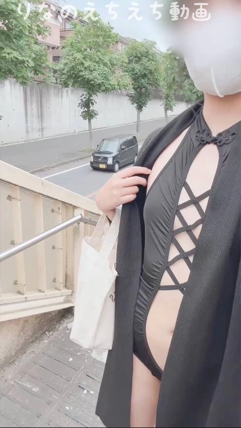 ★歩道橋の上でコスプレ姿での丸見えオナニー★カーディガンの下はセクシーなコスプレのみ…民家や道路から丸見えな歩道橋で車や歩行者を見ながら「見て見て！」って言いながら何度もイっちゃいました…2