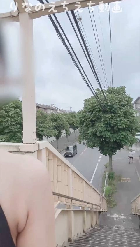 ★歩道橋の上でコスプレ姿での丸見えオナニー★カーディガンの下はセクシーなコスプレのみ…民家や道路から丸見えな歩道橋で車や歩行者を見ながら「見て見て！」って言いながら何度もイっちゃいました…4