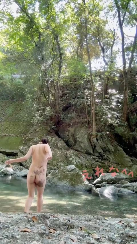 ★再復帰第二弾★　露出!〈素人自撮り〉大〇生！　川遊びの続き！やっぱり中途半端なオナニーじゃもの足りなくて、川岸に上がって全裸でディルドオナニーしてまたまたたくさんイっちゃった、、9