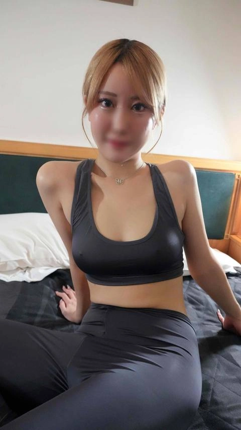 超美形の国宝級の顔面偏差値と色白Ｆカップの完璧スタイルでドスケベ♥最高です！パンダくんと黒人の巨根に代わる代わる突かれ、中出しの2連発！特典あり0